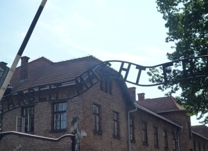 3B Auschwitz,   De spreuk Arbeit macht frei op de toegangspoort v