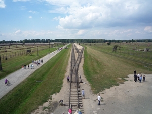 3B Auschwitz-Birkenau, vanuit de hoofdpoort _P1120973