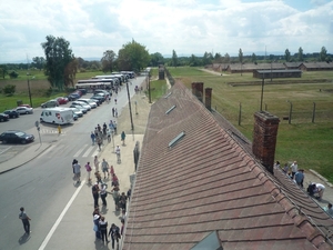 3B Auschwitz-Birkenau, vanuit de hoofdpoort _P1120976