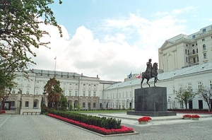 4 Warschau, Presidentieel Paleis met het monument van Poniatowski