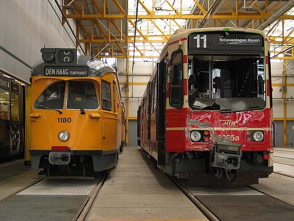 In de remise Lijsterbesstraat treffen we de 1180 naast de 6055