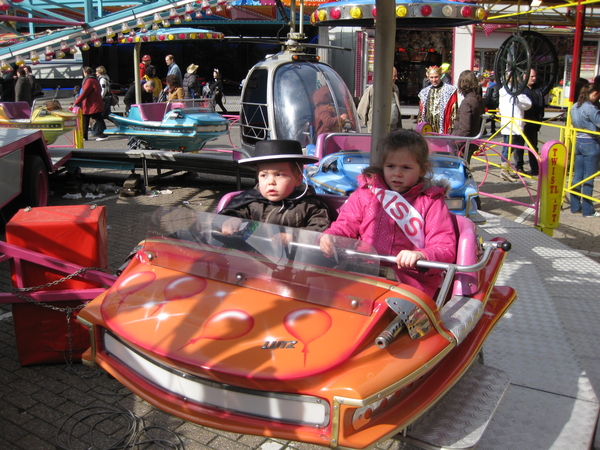 21) Kindjes in een opendak auto