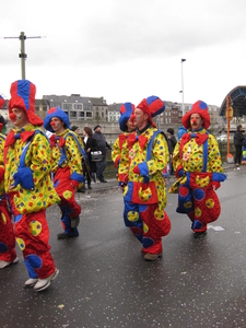 30) Dansende carnavalgroepen