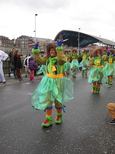 32) Kleurrijke dansgroep