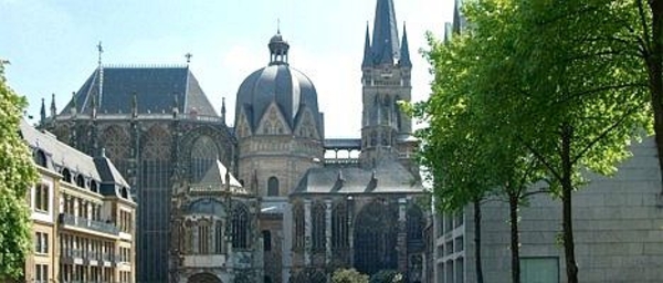 AKEN_Dom_mit_Katschhof_468