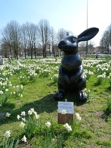 101-Tafeltapijt van witte narcissen met paashazen