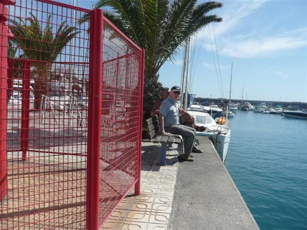 20120302 16u18 Johnny en Remi aan Puerto Colon  Spanje Tenerife c