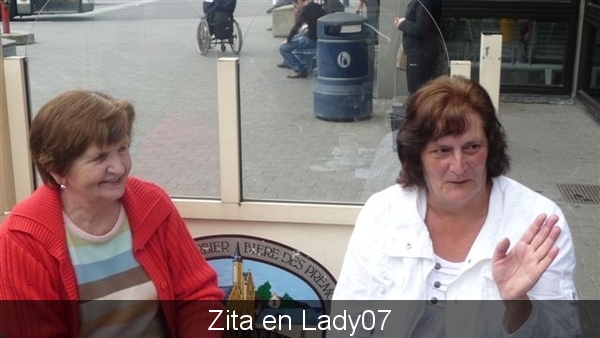 Lady07 is er ook  ,naar wie zou die nu zwaaien ?