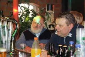 Arno en Va aan de bar