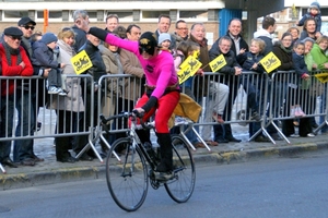 Ronde Van Vlaanderen-Doortocht aan Wielermuseum-Roeselare