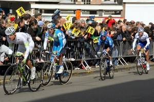 Ronde Van Vlaanderen-Doortocht aan Wielermuseum-Roeselare