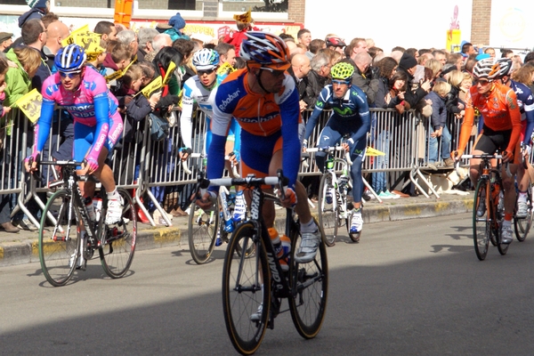 Ronde Van Vlaanderen-Doortocht aan Wielermuseum-Roeselare