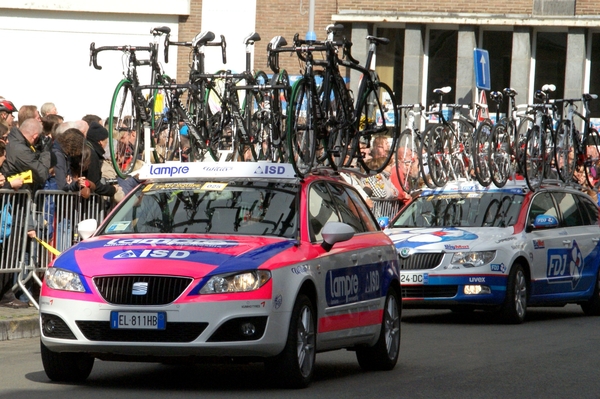 Ronde Van Vlaanderen-Doortocht aan Wielermuseum-Roeselare