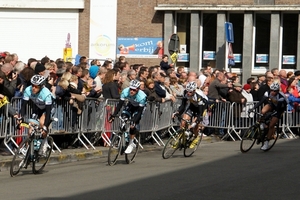 Ronde Van Vlaanderen-Doortocht aan Wielermuseum-Roeselare