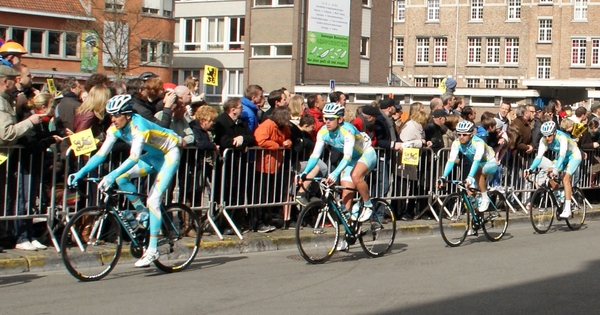 Ronde Van Vlaanderen-Doortocht aan Wielermuseum-Roeselare