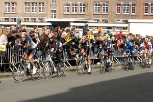 Ronde Van Vlaanderen-Doortocht aan Wielermuseum-Roeselare