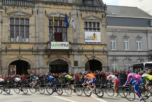 Ronde Van Vlaanderen-Doortocht aan Wielermuseum-Roeselare