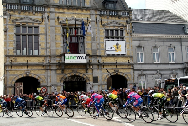 Ronde Van Vlaanderen-Doortocht aan Wielermuseum-Roeselare