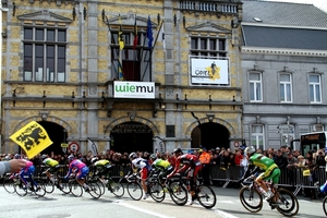 Ronde Van Vlaanderen-Doortocht aan Wielermuseum-Roeselare