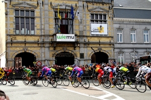 Ronde Van Vlaanderen-Doortocht aan Wielermuseum-Roeselare