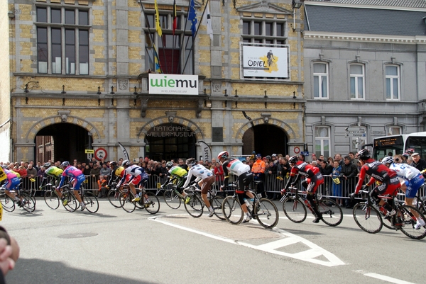 Ronde Van Vlaanderen-Doortocht aan Wielermuseum-Roeselare