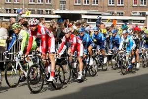 Ronde Van Vlaanderen-Doortocht aan Wielermuseum-Roeselare