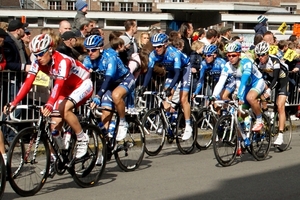 Ronde Van Vlaanderen-Doortocht aan Wielermuseum-Roeselare