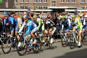 Ronde Van Vlaanderen-Doortocht aan Wielermuseum-Roeselare