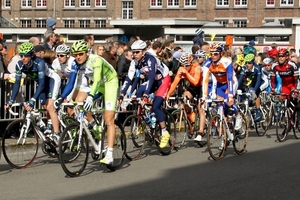 Ronde Van Vlaanderen-Doortocht aan Wielermuseum-Roeselare