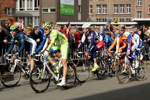 Ronde Van Vlaanderen-Doortocht aan Wielermuseum-Roeselare