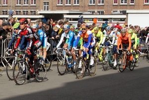 Ronde Van Vlaanderen-Doortocht aan Wielermuseum-Roeselare