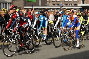 Ronde Van Vlaanderen-Doortocht aan Wielermuseum-Roeselare