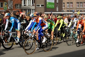 Ronde Van Vlaanderen-Doortocht aan Wielermuseum-Roeselare