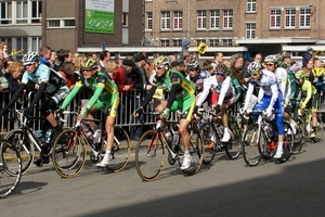 Ronde Van Vlaanderen-Doortocht aan Wielermuseum-Roeselare