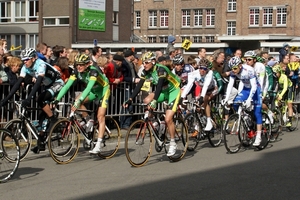 Ronde Van Vlaanderen-Doortocht aan Wielermuseum-Roeselare