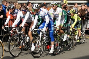 Ronde Van Vlaanderen-Doortocht aan Wielermuseum-Roeselare