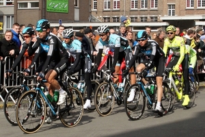 Ronde Van Vlaanderen-Doortocht aan Wielermuseum-Roeselare