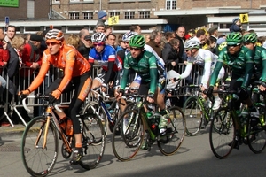 Ronde Van Vlaanderen-Doortocht aan Wielermuseum-Roeselare