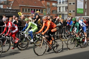 Ronde Van Vlaanderen-Doortocht aan Wielermuseum-Roeselare