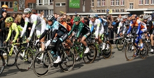 Ronde Van Vlaanderen-Doortocht aan Wielermuseum-Roeselare