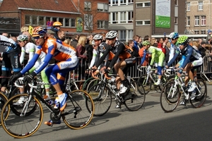 Ronde Van Vlaanderen-Doortocht aan Wielermuseum-Roeselare