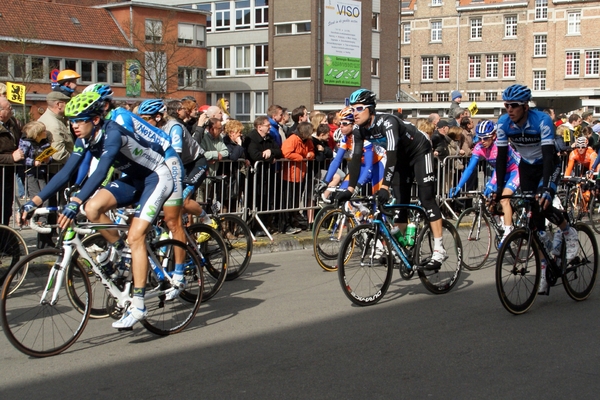 Ronde Van Vlaanderen-Doortocht aan Wielermuseum-Roeselare