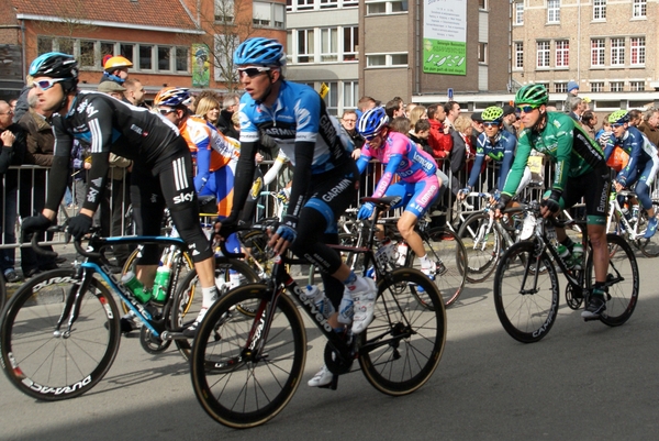 Ronde Van Vlaanderen-Doortocht aan Wielermuseum-Roeselare