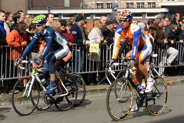 Ronde Van Vlaanderen-Doortocht aan Wielermuseum-Roeselare