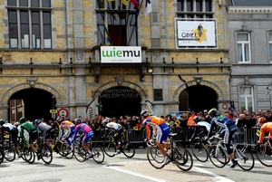 Ronde Van Vlaanderen-Doortocht aan Wielermuseum-Roeselare