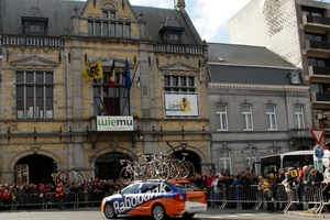 Ronde Van Vlaanderen-Doortocht aan Wielermuseum-Roeselare