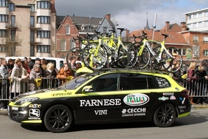 Ronde Van Vlaanderen-Doortocht aan Wielermuseum-Roeselare