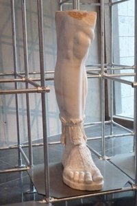 Been van 5 m. hoog Aurelius beeld
