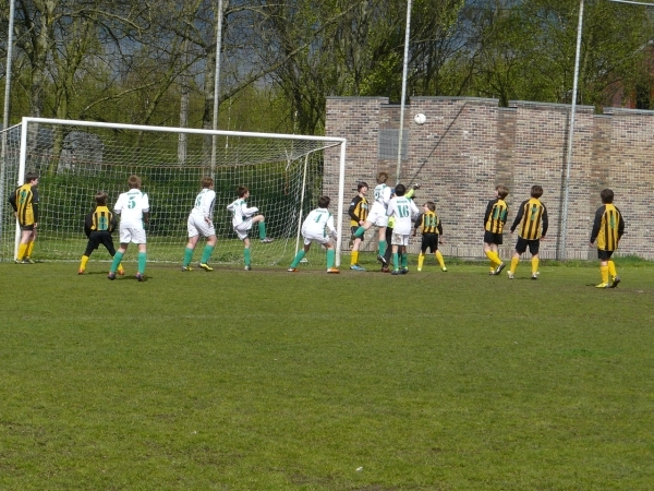 4 manvrij voor de goal, en dan...