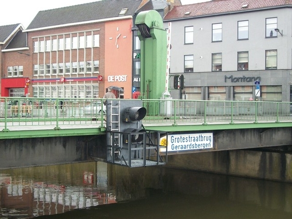 098-Over Grotestraatbrug terug naar Markt